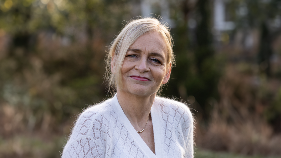 Hilde Hooijman buiten CV6A5433bw
